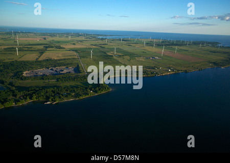 Luftaufnahme der Wolfe Island Wind Project und Landgüter Wolfe Insel im Lake Ontario in der Nähe von Kingston, Ontario, Kanada. Stockfoto