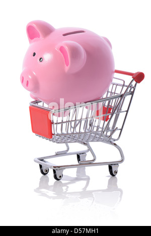 Konzept der Einsparungen bei den Einkaufsmöglichkeiten, Sparschwein in einem Einkaufswagen isoliert auf weiss Stockfoto