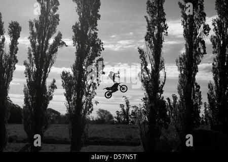 Sierra de Los Padres, Buenos Aires, Argentinien. 26. März 2013. Rider NICOLAS "PIPO" CASOLI führt einen Sprung Stunt während einer Veranstaltung Tag der offenen Tür in der Posada Los Nogales Multiespacio. (Bild Kredit: Ryan Noble/ZUMAPRES.com/Alamy Live-Nachrichten) Stockfoto