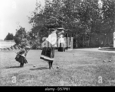 Zwei Mädchen spielen Krocket, kopiert für G. Drinkwater 1909 Stockfoto