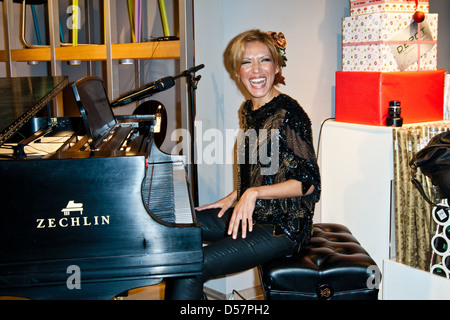 Vanessa Petruo (Ex-No Angels) beim Weihnachts-shopping Event an Wohnaccessoires speichern Depot. Hamburg, Deutschland - 23.11.2011 Stockfoto