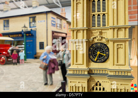 Basinstoke, UK. 26. März 2013. LEGO Mania am Milestons Museum Basinstoke läuft vom 26. Februar bis 14. April ist ein großes Modell des Westminster Abbey mit Gemeinde auf dem display Stockfoto