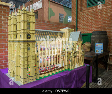 Basinstoke, UK. 26. März 2013. LEGO Mania am Milestons Museum Basinstoke läuft vom 26. Februar bis 14. April ist ein großes Modell des Westminster Abbey mit Gemeinde auf dem display Stockfoto