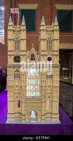 Basinstoke, UK. 26. März 2013. LEGO Mania am Milestons Museum Basinstoke läuft vom 26. Februar bis 14. April ist ein großes Modell des Westminster Abbey mit Gemeinde auf dem display Stockfoto