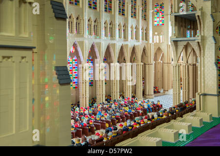 Basinstoke, UK. 26. März 2013. LEGO Mania am Milestons Museum Basinstoke läuft vom 26. Februar bis 14. April ist ein großes Modell des Westminster Abbey mit Gemeinde auf dem display Stockfoto