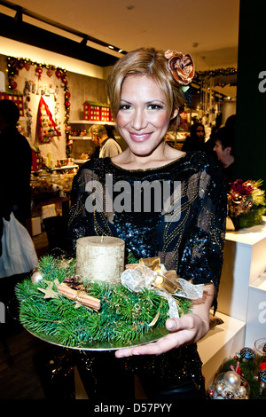 Vanessa Petruo (Ex-No Angels) beim Weihnachts-shopping Event an Wohnaccessoires speichern Depot. Hamburg, Deutschland - 23.11.2011 Stockfoto