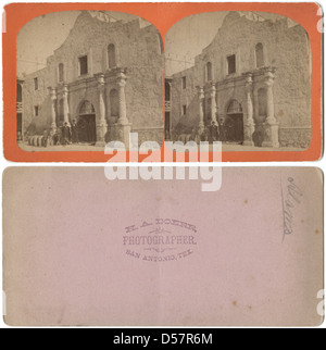 Der Alamo ist ein historischer Ort in San Antonio, Texas, der für die entscheidende Schlacht von 1836 bei den Alamo während der Texas Revolution bekannt ist. Die Stätte ist ein Symbol des Widerstands und der Opfer der Texianer. Die Schlacht führte zum Tod prominenter Persönlichkeiten wie James Bowie, William B. Travis und Davy Crockett. Die Missionskapelle des Alamo ist ein zentraler Punkt des Ortes. Stockfoto