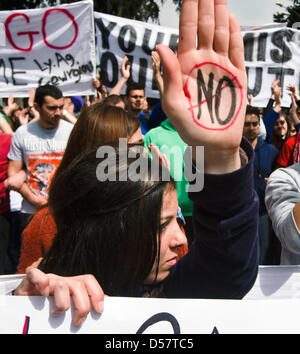 Nikosia, Zypern. 26. März 2013. Zypriotische Studenten halten Banner, Parolen schreien und erheben ihre Hände um das Wort nicht schriftlich an den Handflächen, während einer organisierten Kundgebung in Nikosia, Zypern, 26. März 2013 aus Protest gegen die Insel finanzielle Rettungspaket Bedingungen und klopfen an Wirkung. Foto: Iakovos Hatyistavrou/Dpa/Alamy Live News Stockfoto