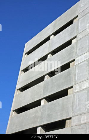 Fassade von einem Wolkenkratzer und Multi geschossiges Parkhaus Stockfoto