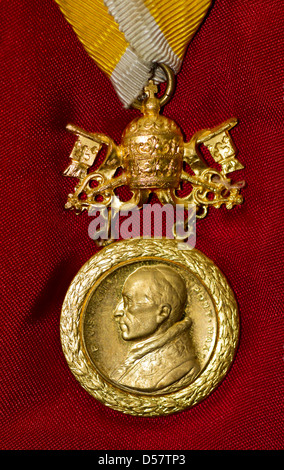 Benemerenti-Medaille durch den Papst für langen und außergewöhnlichen Service der katholischen Kirche. Dieser ist von Papst Pius XII Stockfoto