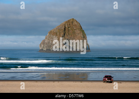 Pacific City Seashore und Haystack Rock, Oregon, USA Stockfoto