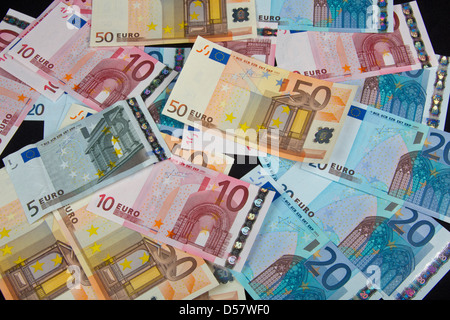 Euro Banknoten. Papierboot Geld.Eurozone, Europäische Curency, schwimmende Währung, Papiergeld Bargeldeinsparungen 5 € 10 € 20 € 50 Euro Banknoten 135172 Euro Stockfoto