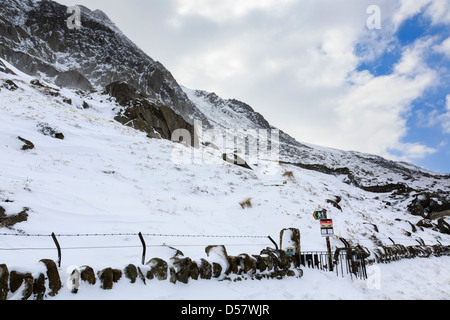 Fußweg bis Mount Tryfan Nordgrat mit tiefem Schnee driften an Wand im Winter in Snowdonia. Ogwen Valley, North Wales, UK Stockfoto