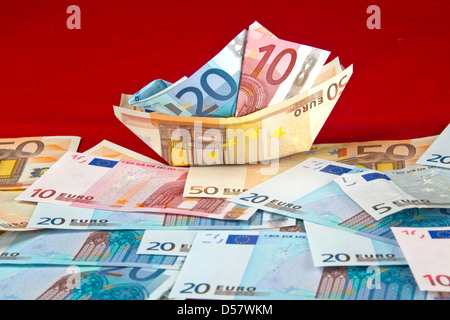 Euro Banknoten. Papier boot Geld. Eurozone, die Europäische Währung, schwebenden Währung, Papier Geld Bargeld. € 5 € 10 € 20 € 50 Euro Banknoten 135177 Euro Stockfoto