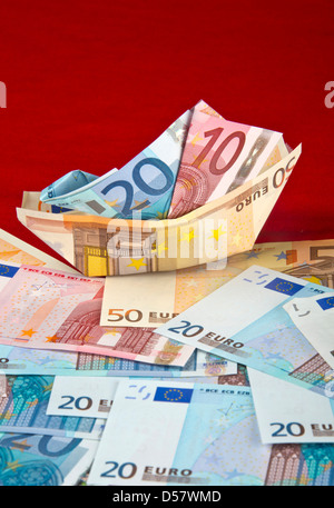 Euro Banknoten. Papier boot Geld. Eurozone, die Europäische Währung, schwebenden Währung, Papier Geld Bargeld. € 5 € 10 € 20 € 50 Euro Banknoten 135178 Euro Stockfoto