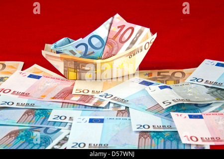 Euro Banknoten. Papier boot Geld. Eurozone, die Europäische Währung, schwebenden Währung, Papier Geld Bargeld. € 5 € 10 € 20 € 50 Euro Banknoten 135180 Euro Stockfoto
