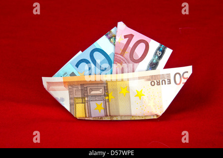 Euro Banknoten. Papier boot Geld. Eurozone, die Europäische Währung, schwebenden Währung, Papier Geld Bargeld. € 5 € 10 € 20 € 50 Euro Banknoten 135182 Euro Stockfoto