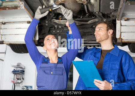 Kfz-Mechaniker repariert ein Auto auf Hebebühne Stockfoto