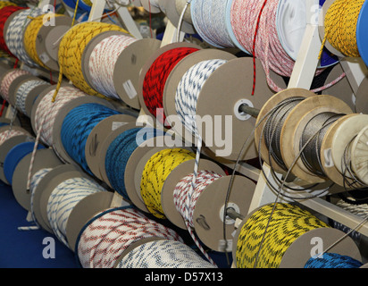 Seile und Kabel und Schnüre zum Bootfahren Segeln und Klettern in Rollen zu verkaufen Stockfoto