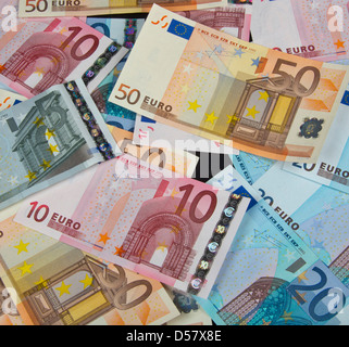 Euro Banknoten. Papier boot Geld. Eurozone, die Europäische Währung, schwebenden Währung, Papier Geld Bargeld. € 5 € 10 € 20 € 50 Euro Banknoten crop 135172 Euro Stockfoto