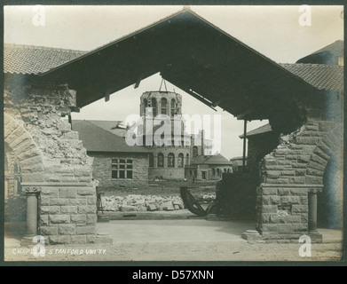 Die Stanford University Chapel in Palo Alto, Kalifornien, wurde während des Erdbebens in San Francisco 1906 schwer beschädigt. Das Erdbeben verursachte umfangreiche Zerstörungen in der gesamten Region, einschließlich erheblicher Schäden an vielen Gebäuden in Stanford, aber die Kapelle bleibt ein Symbol der Widerstandsfähigkeit. Die Veranstaltung war ein wichtiger Moment in der Geschichte der seismischen Aktivität in Kalifornien. Stockfoto