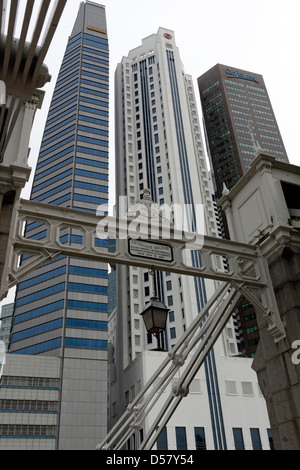 Alt und neu - modernen Bürotürmen des zentralen Geschäftsviertels hinter der alten Cavenagh Brücke, Singapur. Stockfoto