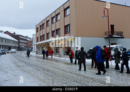 Menschen zu Fuß entlang Eis bedeckt Storgata wichtigsten shopping Straße Honningsvag Finnmark Norwegen Europa Stockfoto