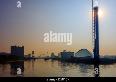 Osten auf dem Fluss Clyde von Govan, zeigt die Wissenschaft Museum Aussichtsturm und Finnieston Crane, Glasgow anzeigen Stockfoto