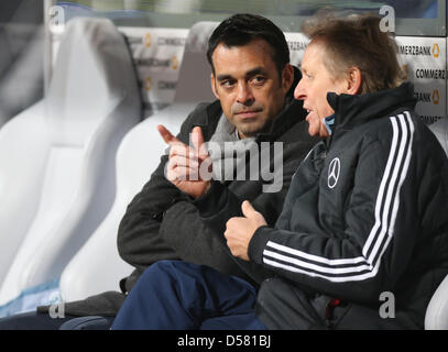 Robin Dutt (L), Sportdirektor des deutschen Fußball-Bund (DFB), hört Klaus Eder, Physiotherapeut der deutschen Mannschaft vor der FIFA WM 2014 Qualifikation Gruppe C Fußballspiel zwischen Deutschland und Kasachstan in Nürnberg Arena in Nürnberg, 26. März 2013. Foto: Daniel Karmann/Dpa +++(c) Dpa - Bildfunk +++ Stockfoto