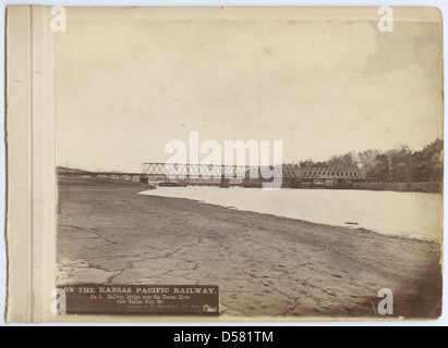 Eine Fotografie der No. 5 Railway Bridge über den Kansas River in der Nähe von Kansas City, Missouri. Die Brücke ist ein wichtiger Bestandteil der Eisenbahninfrastruktur des US-Westens und zeigt die Ufertechnik. Stockfoto