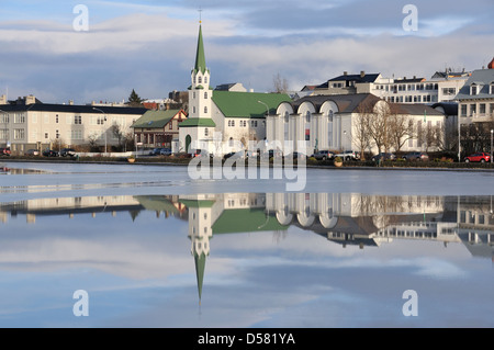 Reflexion der Freien Lutherischen Kirche Fríkirkjan und der Isländischen Nationalgalerie in Reykjavík Stockfoto