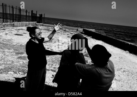 Ein christlicher Anhänger nimmt Teil in einem Ritual der Taufe am Strand in der Nähe des Dorfes Cojímar, östlich von Havanna, Kuba. Stockfoto