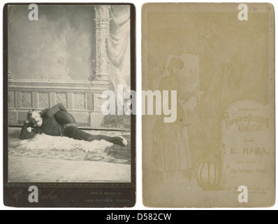 Dieses Foto zeigt einen Kontortionisten, der im Westen der USA eine Pose spielt, wahrscheinlich aus einer Nebenshow oder Zirkusvorstellung. Das Bild zeigt die Flexibilität und das Können, die für eine solche Leistung erforderlich sind. Stockfoto