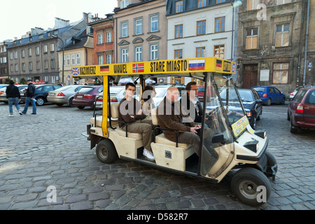 Krakau, Polen, Elektro-Auto mit Touristen auf Ulica Szeroka in Kazimierz Stockfoto