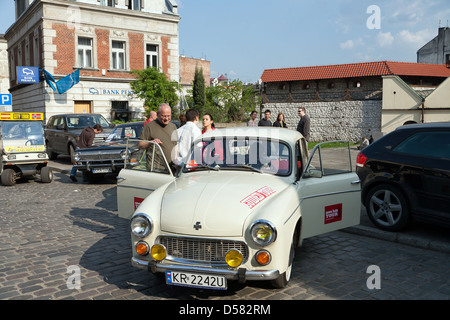 Krakau, Polen, Syrena 105 mit Touristen auf Ulica Szeroka in Kazimierz Stockfoto