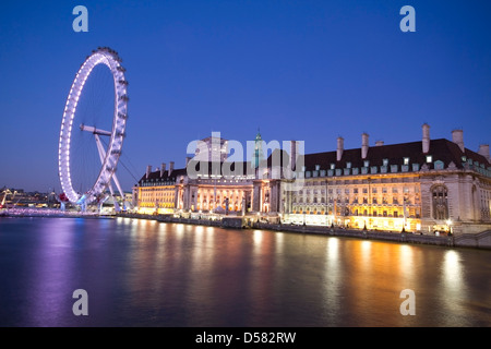 Blick auf das London Eye und die County Hall am Südufer der Themse, London Stockfoto