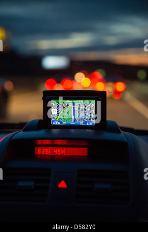 GPS-Gerät in das Fenster eines Autos im Verkehr. Stockfoto