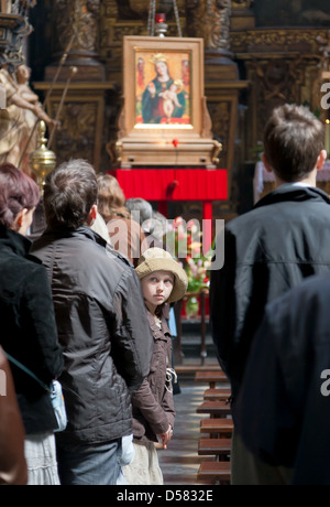 Krakau, Polen, kleines Mädchen in der Kirche in Corpus Christi Basilika Stockfoto