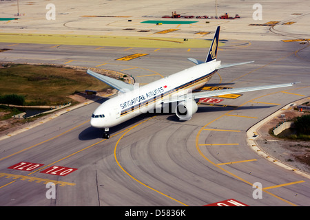 Singapore Airlines Boeing 777-312/ER in Barcelona, El Prat Flughafen, Spanien Stockfoto