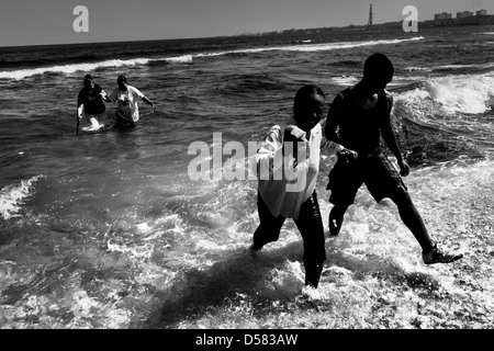 Die Gläubigen nehmen teil an einer Taufe Ritual am Strand in der Nähe des Dorfes Cojímar, östlich von Havanna, Kuba. Stockfoto