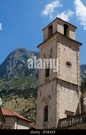 Turm der römisch-katholische Kathedrale von St. Tryphon in Kotor, Montenegro Stockfoto