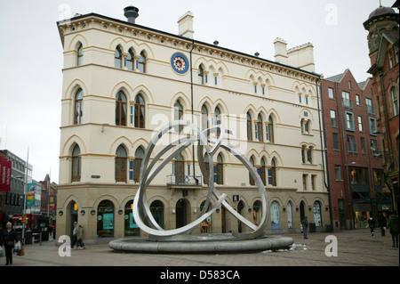 Der Geist von Belfast von Dan George befindet sich in Arthur Platz Belfast, Nordirland, im Hintergrund die Freemasons Hall Stockfoto