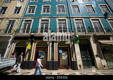 Straße mit klassischen gefliest Altbauten in Lissabon, Portugal. Stockfoto