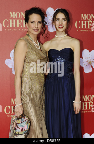 Andie MacDowell und ihre Tochter Qualley bei Mon Chéri Barbara-Tag am Mueller´sches Volksbad. München Stockfoto