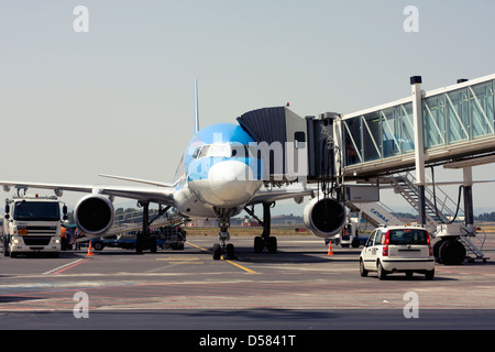 Thomson Airways Boeing 757-28A am Tor von Catania Fontanarossa Flughafen, Catania, Sizilien, Italien Stockfoto