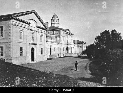 Eine Fotografie des Arts Building am McGill College in Montreal, Quebec, aufgenommen um 1875. Das Gebäude ist ein Beispiel für Universitätsarchitektur in Kanada aus der Mitte des 19. Jahrhunderts. Stockfoto