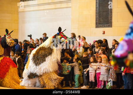 New York, USA. 26. März 2013. Tänzer in 30 bunten Pferd Kostümen führen "Heard-NY" von Performance-Künstler Nick Cave und Choreograf William Gill in Vanderbilt Hall von Grand Central Terminal in New York auf Dienstag, 26. März 2013. Die Kostüme aus Stoff gemacht sind jeweils von zwei Tänzern aus der Alvin Ailey School bewohnt, schlängeln sich rund um die Halle wie eine Herde von Pferden. Höhle ist bekannt für seine "Soundsuits", Kostüme, die Skulpturen, die Lärm als der Träger bewegt sich über machen. Die Aufführungen sind zweimal täglich um 11:00 und 14:00 bis zum 31. März. Bildnachweis: Richard B. Levine/Alamy Live-Nachrichten) Stockfoto