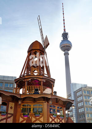 Berlin, Deutschland. 26. März 2013.  Der traditionelle Ostermarkt hat am Alexanderplatz in Berlin eröffnet. Besuchen Sie bei eisigen Temperaturen die Gäste den Markt. Stockfoto