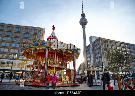 Berlin, Deutschland. 26. März 2013.  Der traditionelle Ostermarkt hat am Alexanderplatz in Berlin eröffnet. Besuchen Sie bei eisigen Temperaturen die Gäste den Markt. Stockfoto