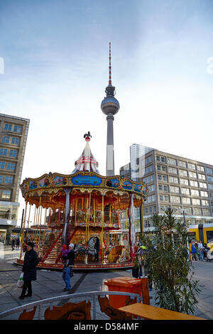 Berlin, Deutschland. 26. März 2013.  Der traditionelle Ostermarkt hat am Alexanderplatz in Berlin eröffnet. Besuchen Sie bei eisigen Temperaturen die Gäste den Markt. Stockfoto